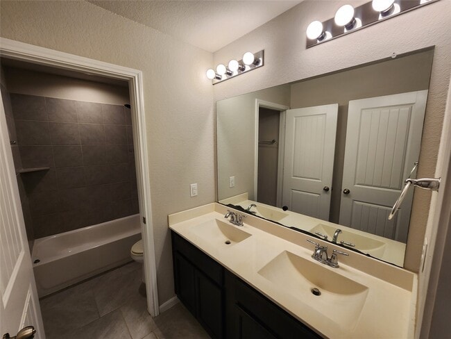 Building Photo - 1310 Central Heights Dr