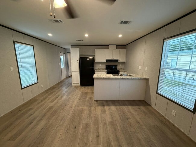 Building Photo - 204 Lakeside Garden Cir