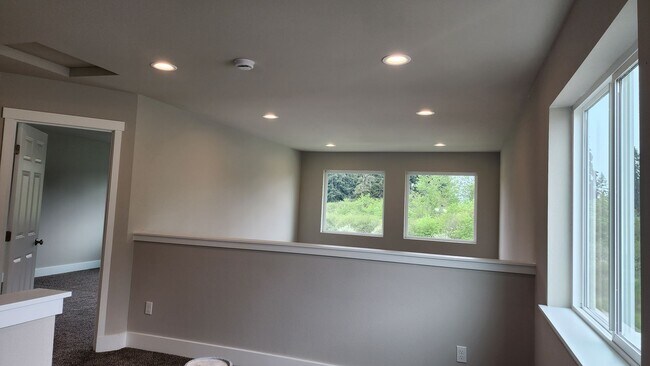 Building Photo - 3 Bedroom, 2.5 Bathroom + DEN in Yelm Cree...