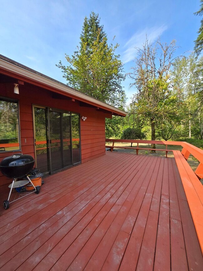 Building Photo - Riverfront Property 3 Bedroom 2 Bath in To...