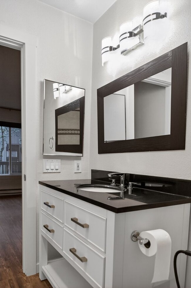 Building Photo - Condo / Apartment Unit