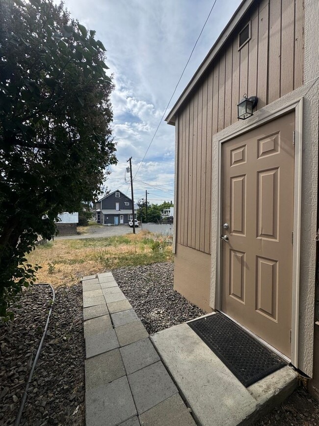 Building Photo - Beautifully Remodeled House