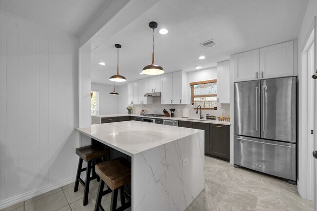 Building Photo - 28926 Twisted Oak Dr