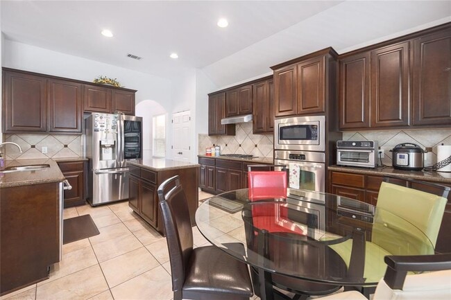 Building Photo - 9700 Spanish Wells Dr