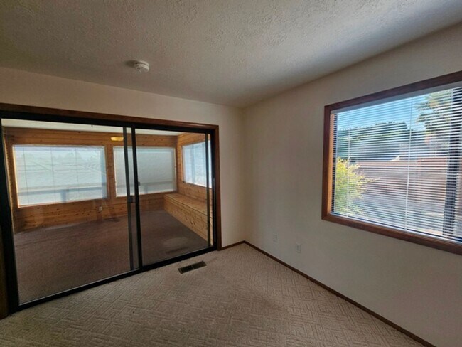 Building Photo - 3Bd/2Ba Single Story Home-For viewing!