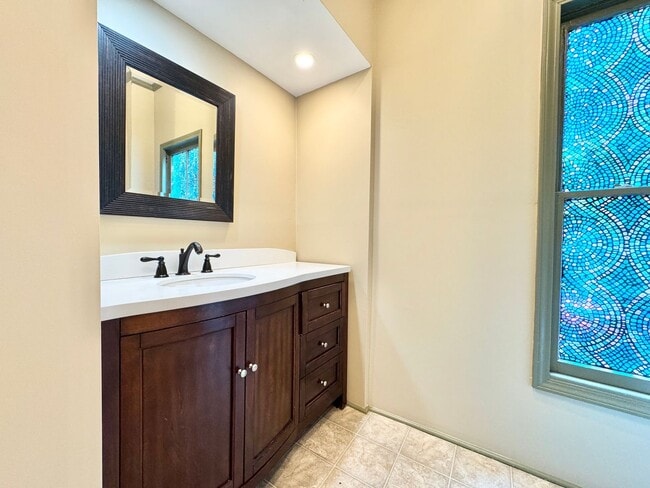 Building Photo - 2 Bedroom in College Hill Convenient to UN...