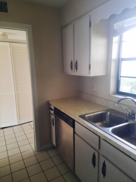 Building Photo - 2050 Oleander Blvd