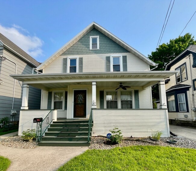 Primary Photo - Charming 4 Bedroom Home