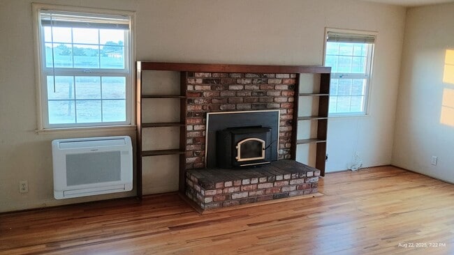 Building Photo - Beautiful Country Setting Close to Everything!