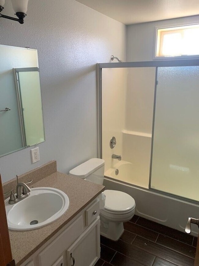 Building Photo - 3 Bed/2.5 Bath NE Bend Single Family Home with Hot Tub
