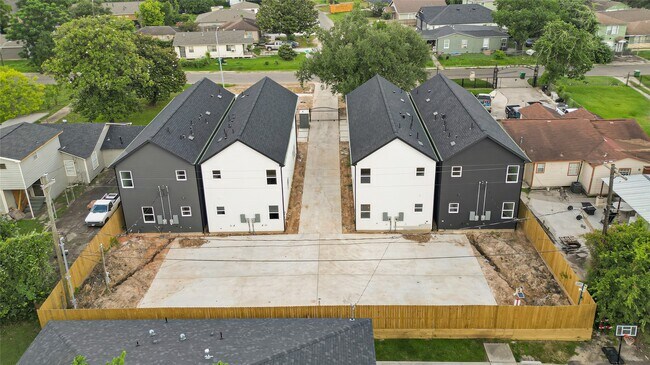 Building Photo - 418 Clinton Park St