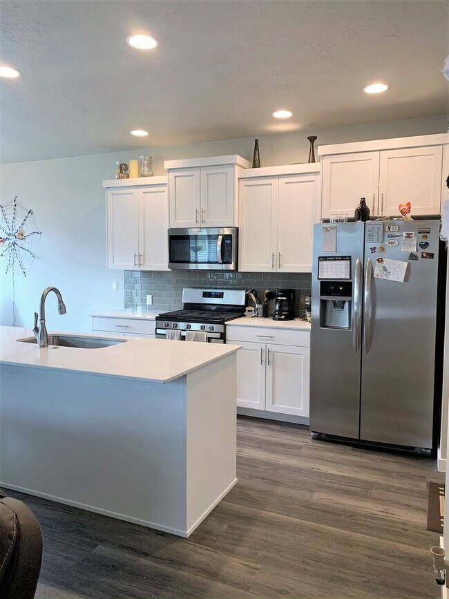 Building Photo - Newer 4 bed 2.5 bath home off Overland and...