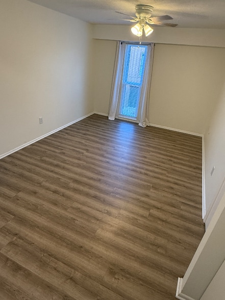 Building Photo - 33803 Electric Blvd