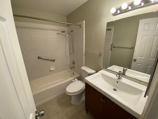 Building Photo - Light and Bright Monterey Condo!