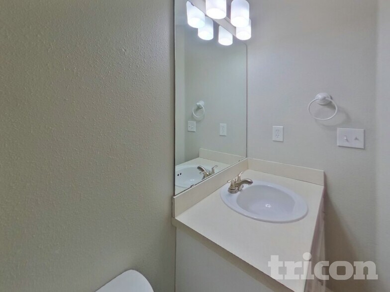 Building Photo - 15180 Bareback Dr