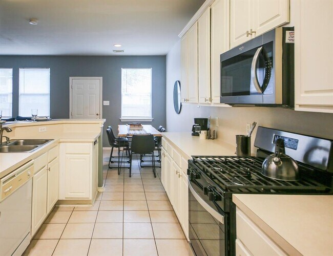 Building Photo - 6 Scenic Brook Ct