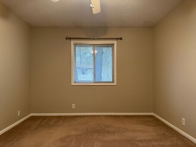 Building Photo - Updated Townhome in Willow Wood Near 120th & Blondo!