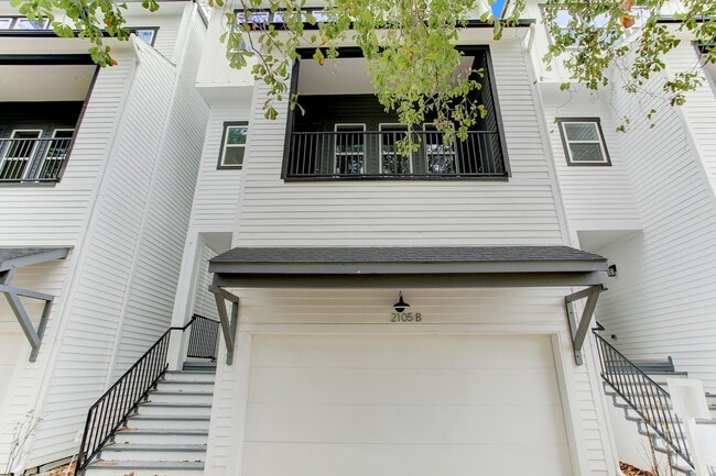 Building Photo - 2105 Couch St