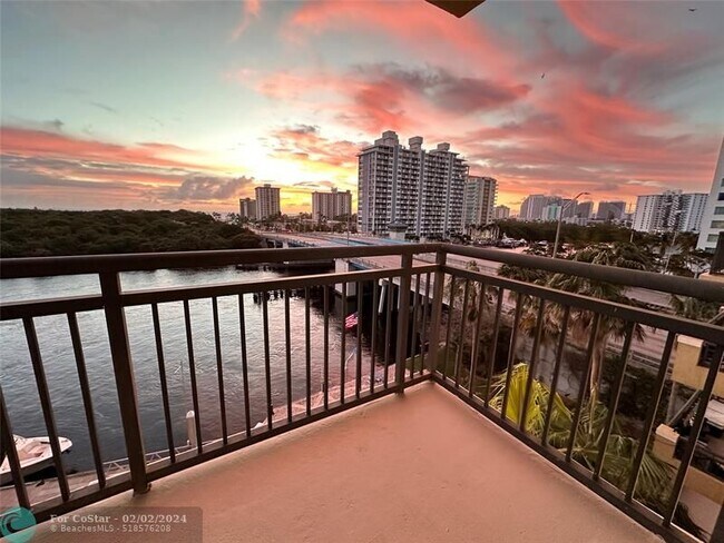 Building Photo - 1010 Seminole Dr