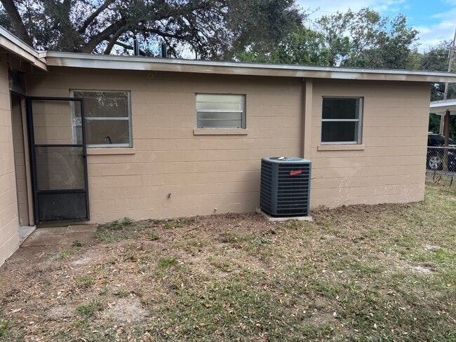 Building Photo - 1207 Crestwood Dr