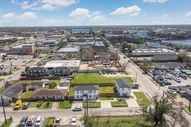 Building Photo - 904 Beverly Ave