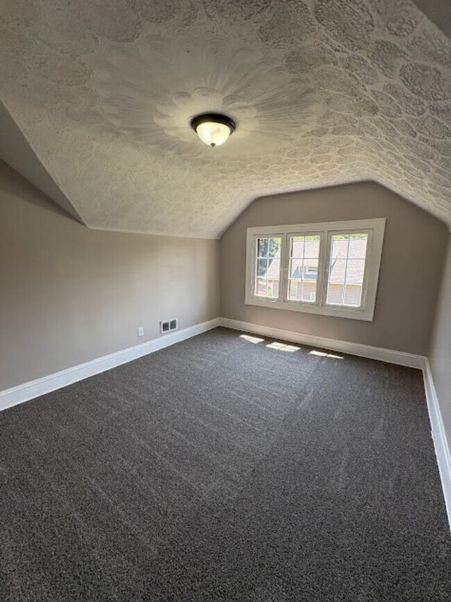 Building Photo - Pondview Triplex 360 Holdings