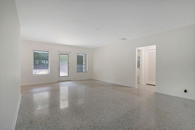 Building Photo - 3410 Poinsettia Ave