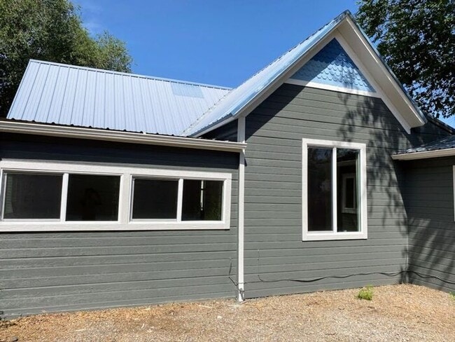 Building Photo - Downtown Cottage newly remodeled 2 Bed and...