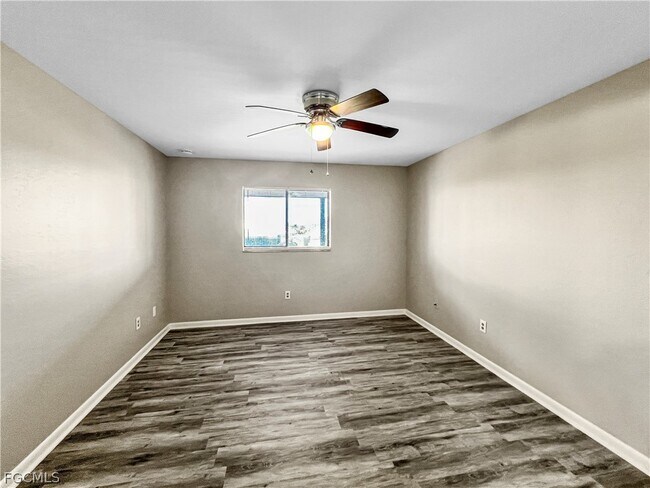 Building Photo - 4530 SW 10th Ave