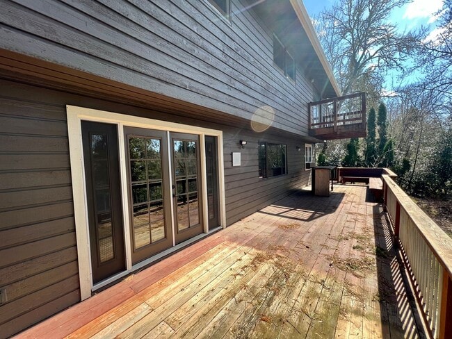 Building Photo - Charming and Spacious Home in a Convenient Gresham Location!