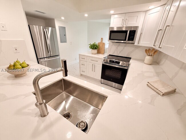 Building Photo - 1811 Sabal Palm Dr