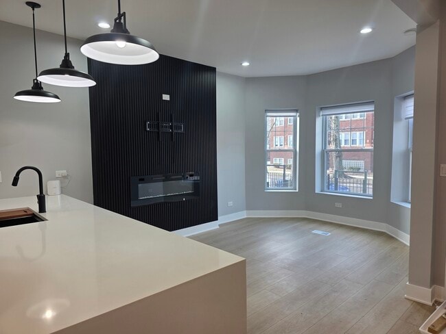 Building Photo - 6649 S Woodlawn Ave