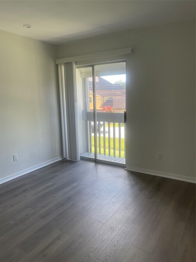 Building Photo - 5056 Glenmont Dr
