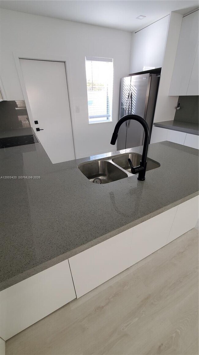 Building Photo - 215 Zamora Ave