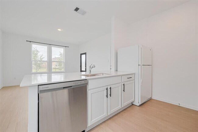 Building Photo - 26615 Coast Redwood Dr