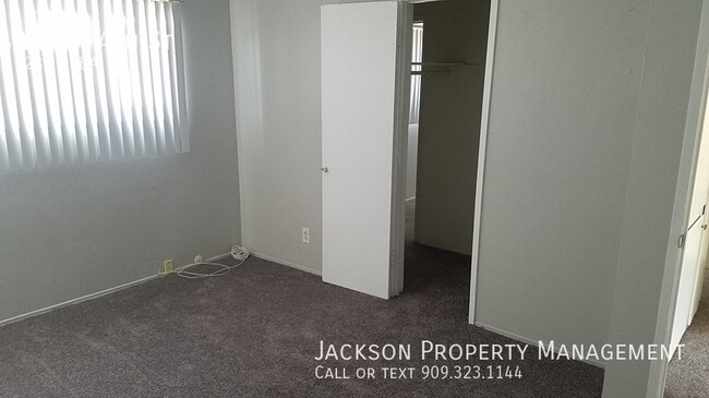 Building Photo - Spacious 2 Bedroom Home