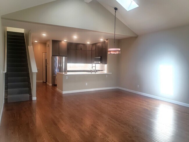 Building Photo - Wonderful John's Landing Updated Townhouse...