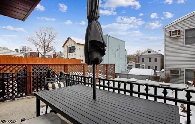 Building Photo - 5 W 19th St