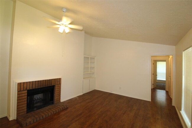 Building Photo - 211 Skylark Ct