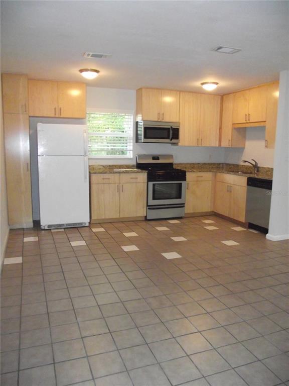 Building Photo - 413 NW 35th Ter