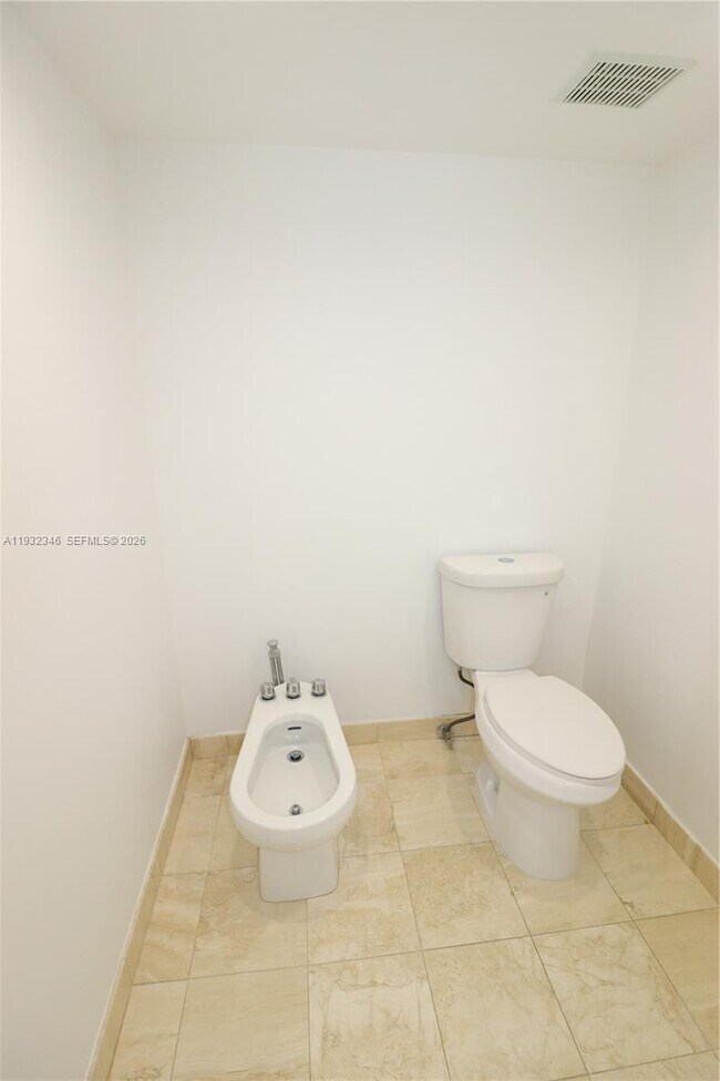 Building Photo - 151 Crandon Blvd