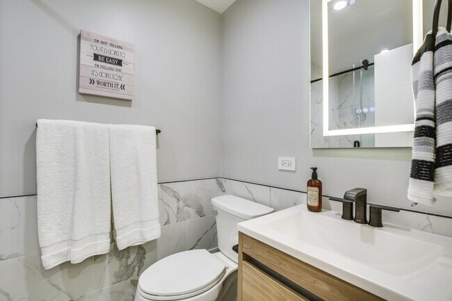 Building Photo - 6242 N Kenmore Ave