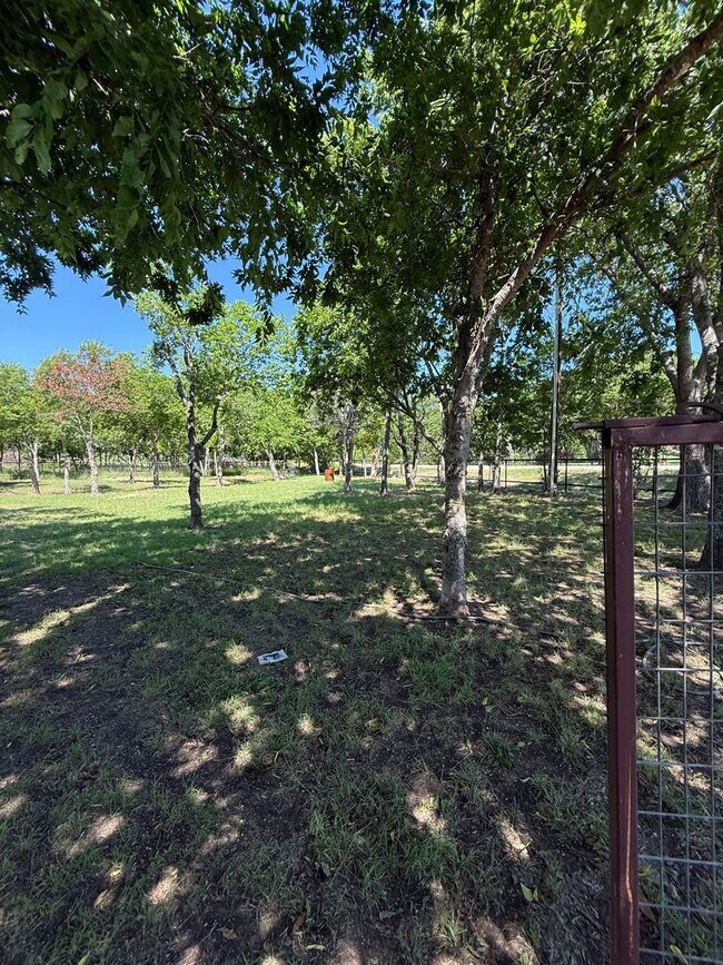 Building Photo - 2 bedroom home fully fenced on nearly an a...