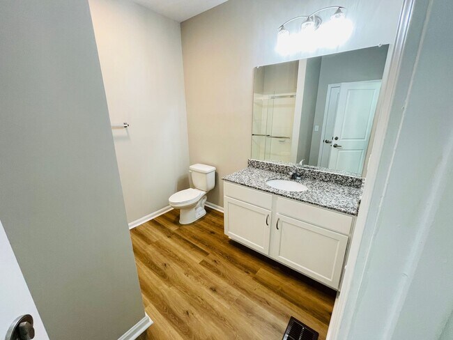 Building Photo - 4BD/4.5BA in ROWANDALE!