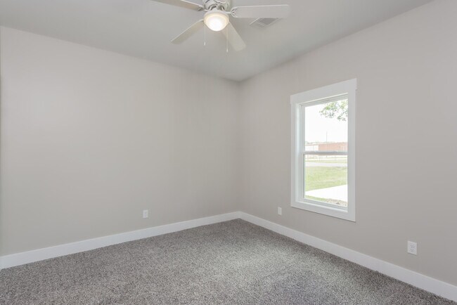 Building Photo - Beautiful 3-Bedroom Home in Deatsville, AL