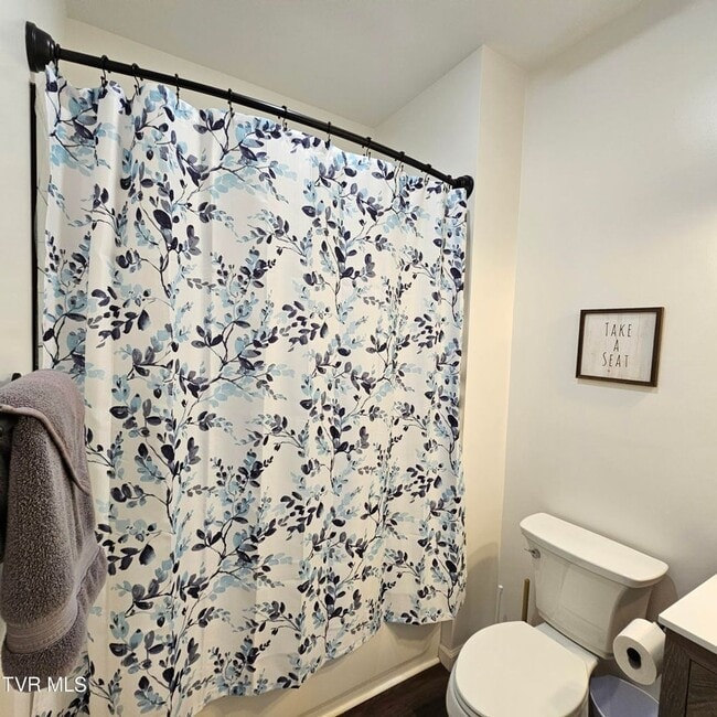 Building Photo - Modern 2-bedroom, 2 bathroom apartment convienent location