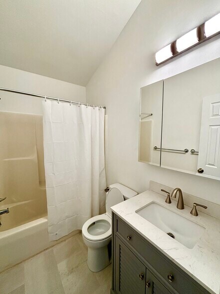 Building Photo - 402 Warren Rd