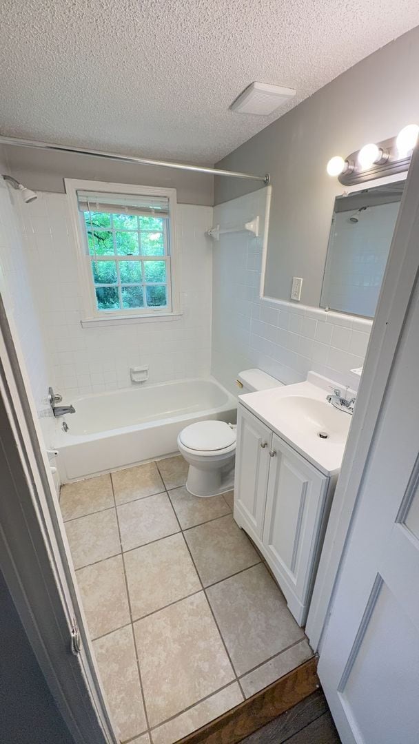 Building Photo - Beautifully Updated 4 bedroom 2 bath