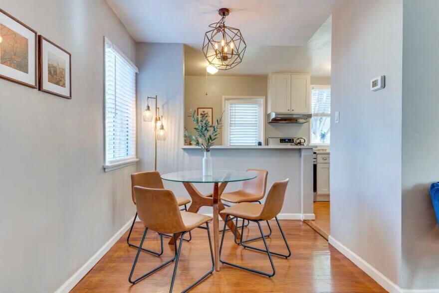 Building Photo - 504 N Rosemary Ln