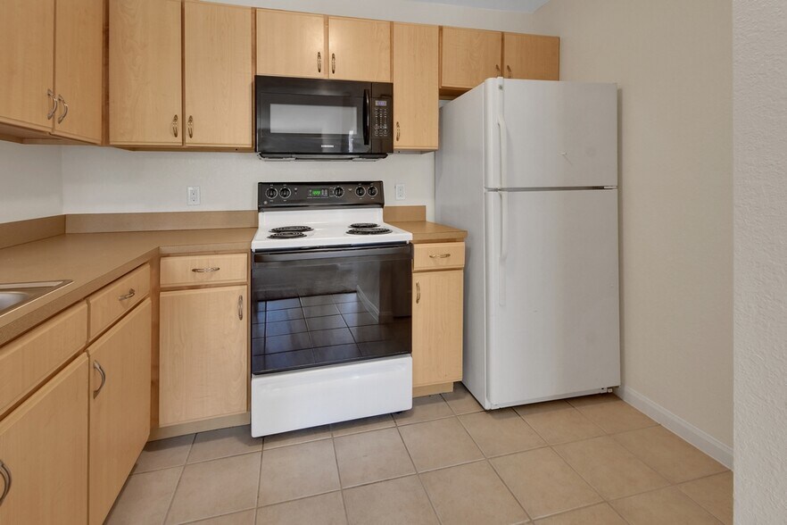 Building Photo - 940 Village Trl